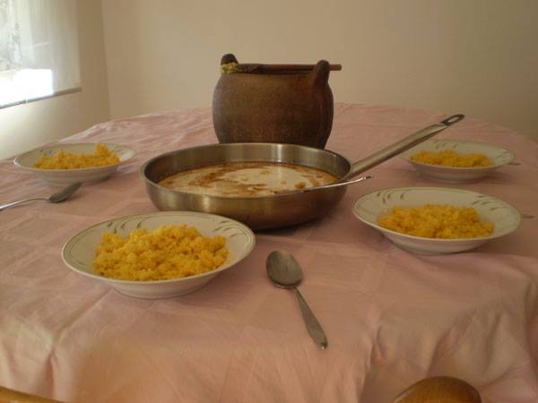 Kukuruzna pura,kukuruzni žganci ili Palenta, je također jelo naših starih i i bio je uobičajen obrok u domovima siromašnih.